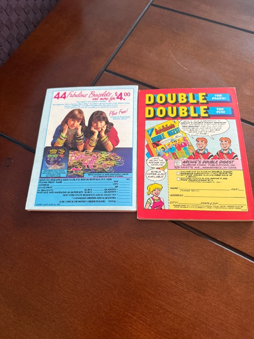 Archie Comics Digest Magazines - Red & Blue Covers - Picture 2 of 6